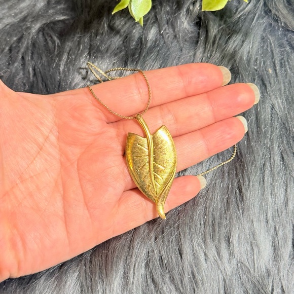 Gold Leaf Pendant Necklace (n3) - Picture 3 of 6